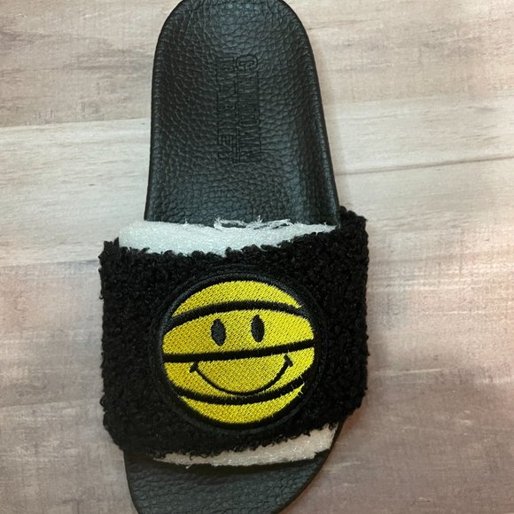 CTM Slides Sandals Big Kids Black Fuzzy Sz 4 Smiley SHIPS ASAP NEW IN BOX Summer - Picture 7 of 8